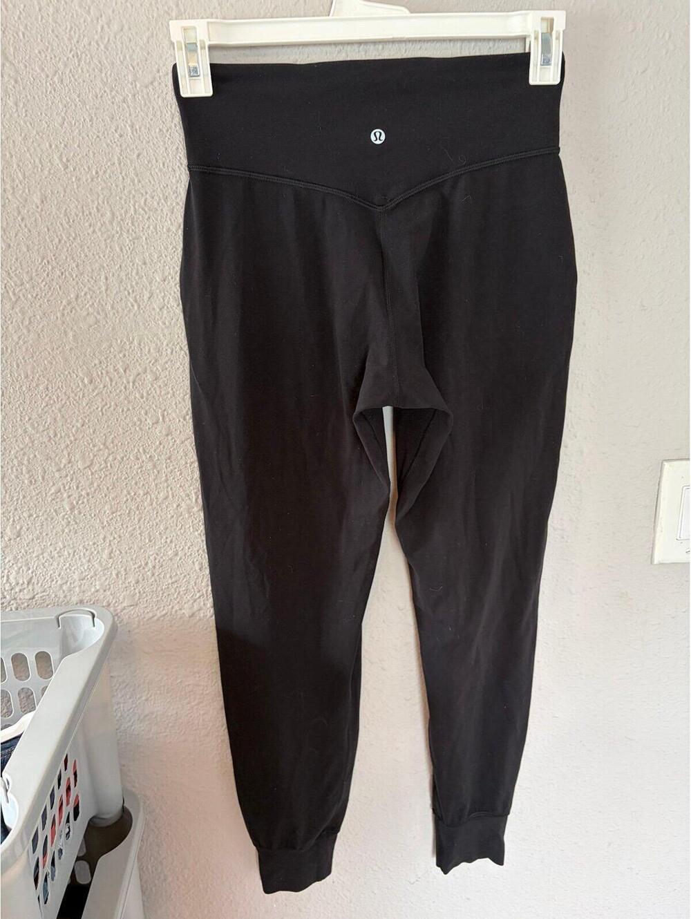 Luluemon Align Jogger 28in Black size 6. GUC. No major pilling, just normal wash